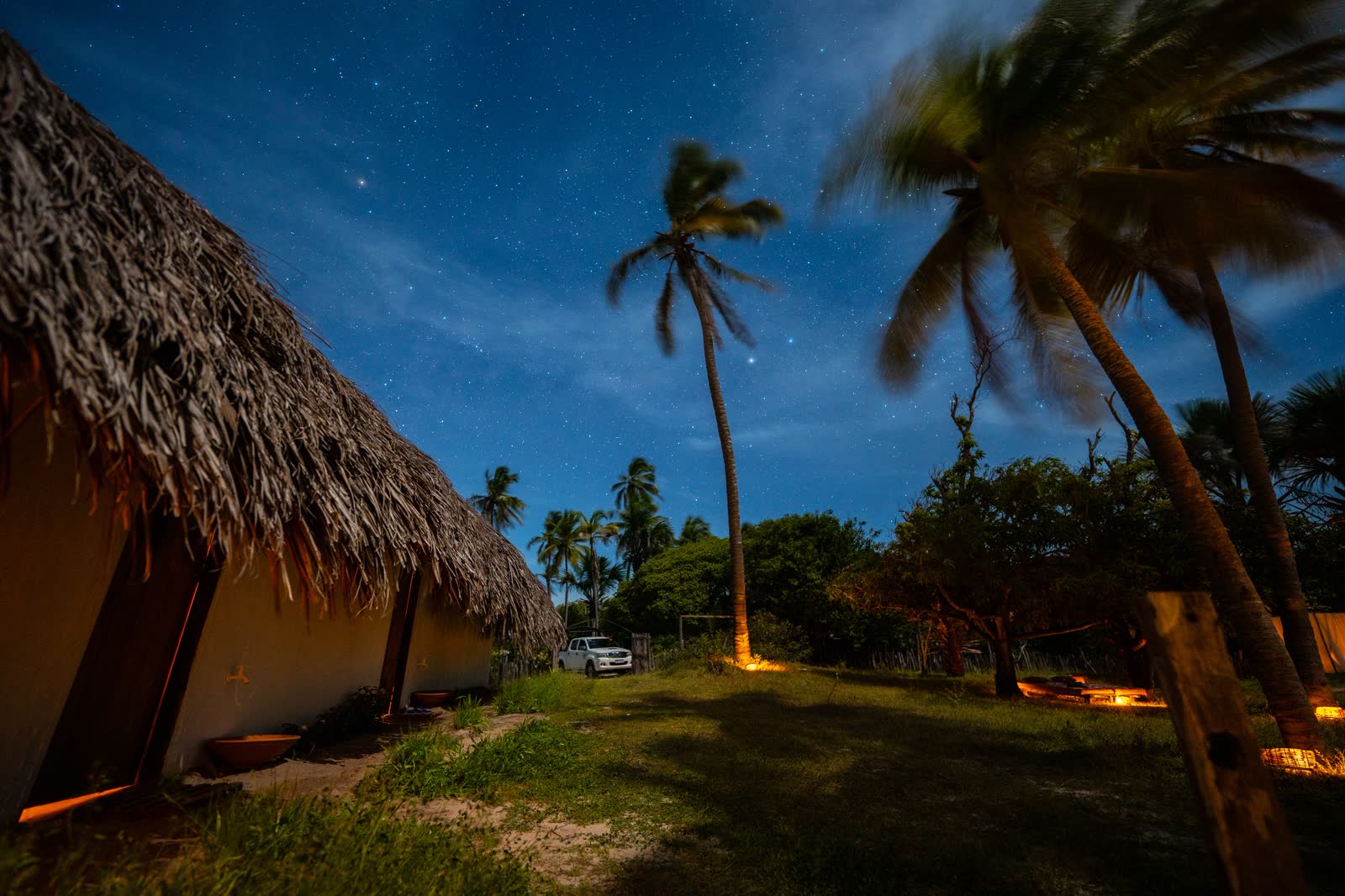 Casa Patacas sob o céu à noite